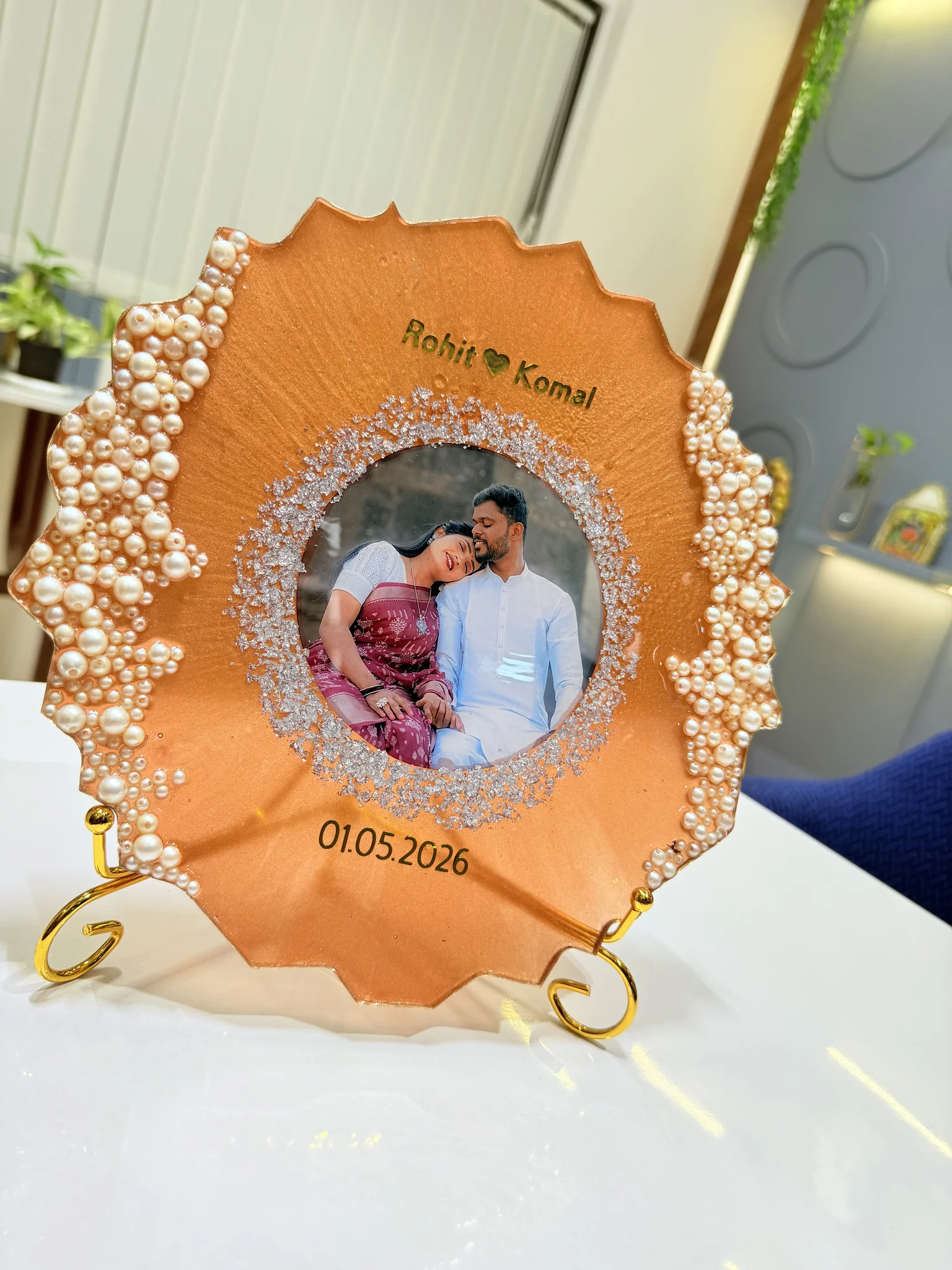 Pearl-Studded Couple Memory Stand